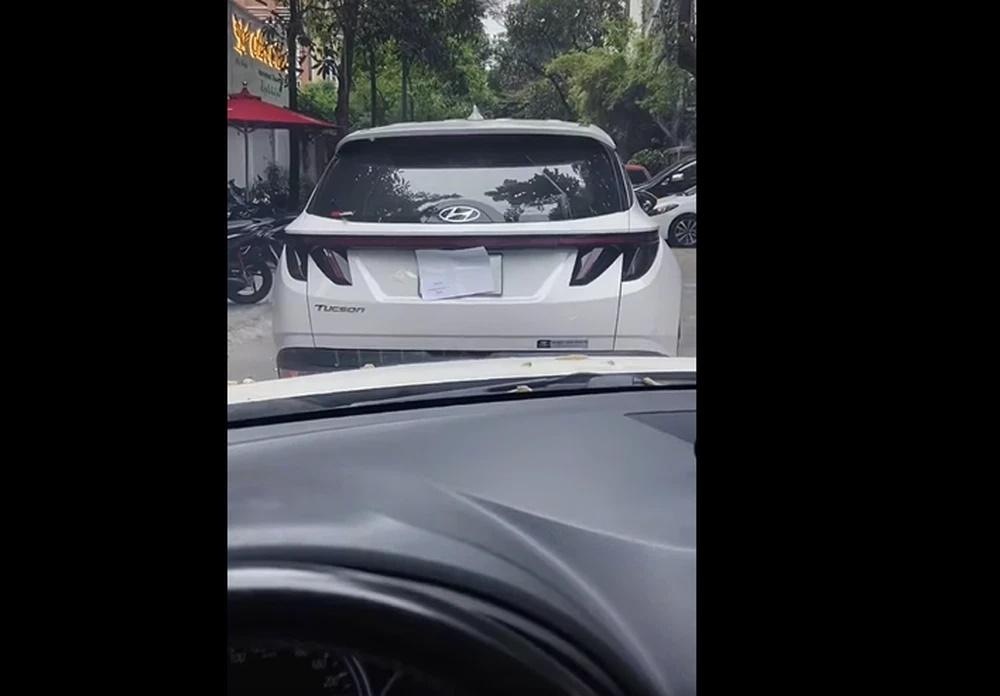 Lái mới sáng tạo khiến người đi đường cảm thông, không ai nỡ bấm còi-1