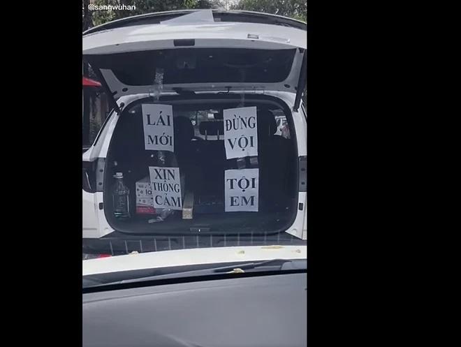 Lái mới sáng tạo khiến người đi đường cảm thông, không ai nỡ bấm còi-2
