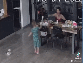 Trà My Idol hết vía khi cậu út mang cọ toilet ra chải đầu anh-3