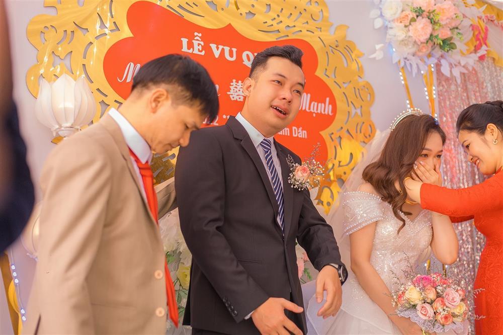 At the wedding, the groom burst into tears, the bride smiled like a season-2