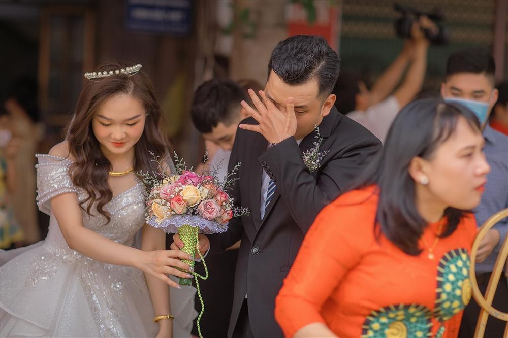 At the wedding, the groom burst into tears, the bride laughed like a good season-7