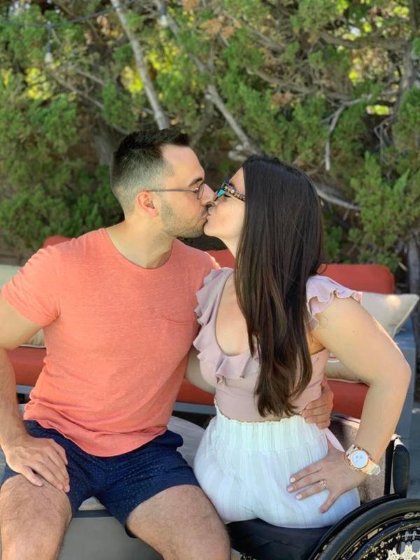 Mối tình đẹp của cô gái khuyết thân dưới và anh chàng sét ái tình-6