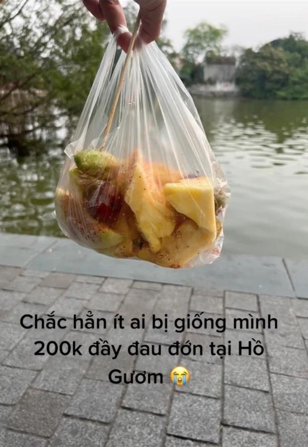 Cô gái bị chém 200k cho 1 túi hoa quả dầm mua ở hồ Gươm-1
