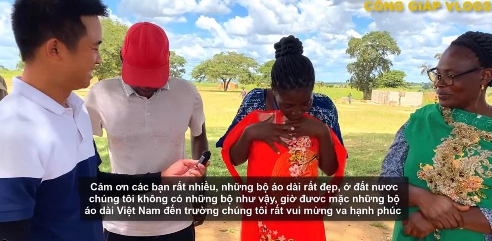 Team Quang Linh Vlogs mang áo dài sang châu Phi-2