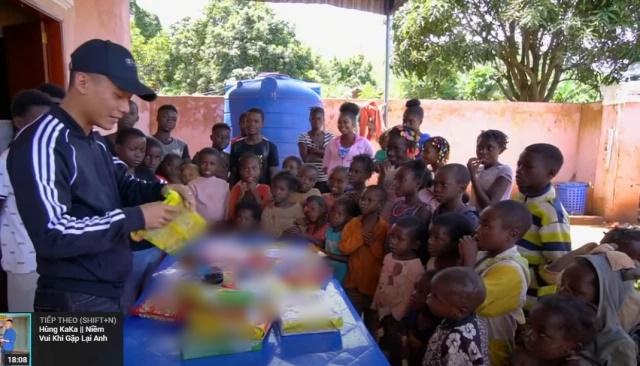 Team Quang Linh Vlogs mang áo dài sang châu Phi-3