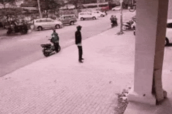 Vờ mượn điện thoại rồi chạy mất, kẻ gian bị xe ôm xử lý trong 'nốt nhạc'