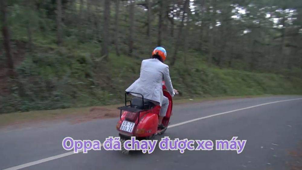 Tài tử Giày Thủy Tinh chật vật tập lái xe máy khi đóng phim ở Việt Nam-4