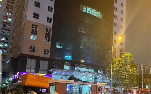 Cảnh sát đu dây khẩn cấp từ tầng 20 ngăn nam sinh lớp 9 cầm dao đòi tự tử-1