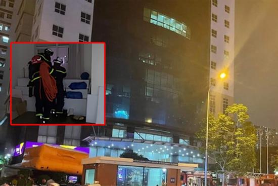 Cảnh sát đu dây khẩn cấp từ tầng 20 ngăn nam sinh lớp 9 cầm dao đòi tự tử