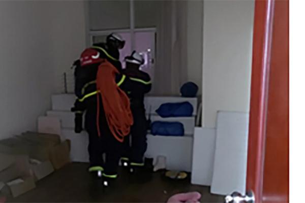 Cảnh sát đu dây khẩn cấp từ tầng 20 ngăn nam sinh lớp 9 cầm dao đòi tự tử-2