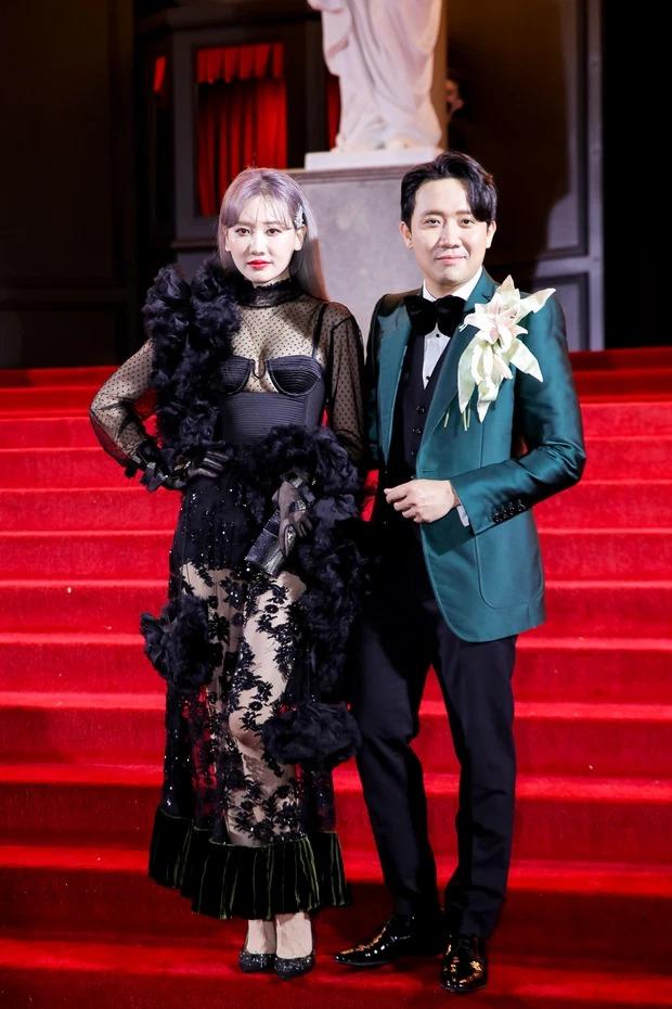 Chán đời nhất có lẽ là Hari Won. Bà xã Trấn Thành già chát, tự nhấn chìm vóc dáng mình trong một bộ trang phục diêm dúa vô cùng tận.