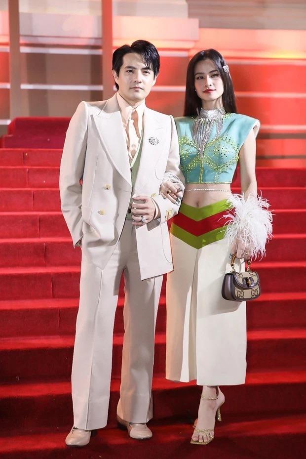 Đông Nhi dù khoe khéo eo thon sau sinh nhưng độ slay thì chẳng thấm tháp vào đâu.