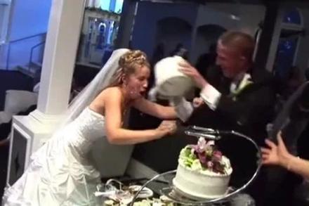 Chú rể gây sốc trong đám cưới khiến cô dâu ngã đến chảy máu đầu