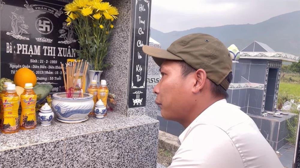 Lộc Fuho bật khóc khi về thăm mộ mẹ quá cố-3