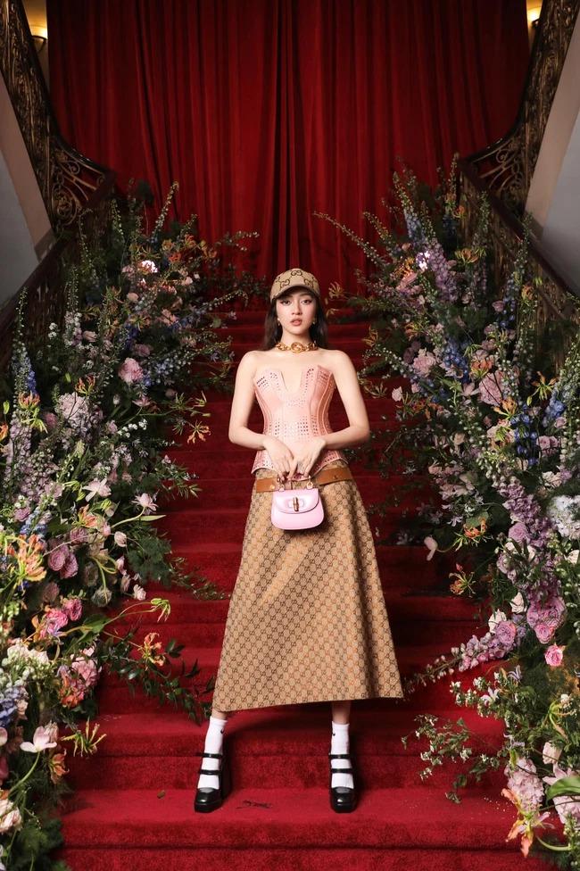 Bao Anh wore inconsistent clothes at the Gucci event: Stunned, he looked down at his socks!-2