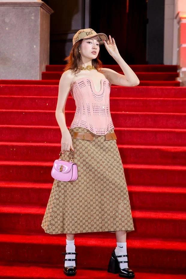 Bao Anh wore inconsistent clothes at the Gucci event: Stunned, he looked down at his socks!-3