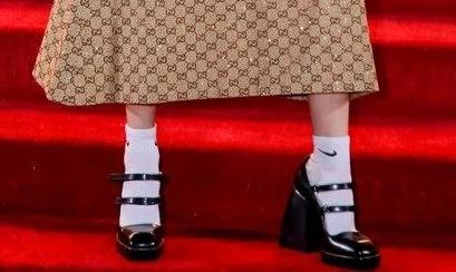 Bao Anh wore inconsistent clothes at the Gucci event: Stunned, he looked down at his socks!-4