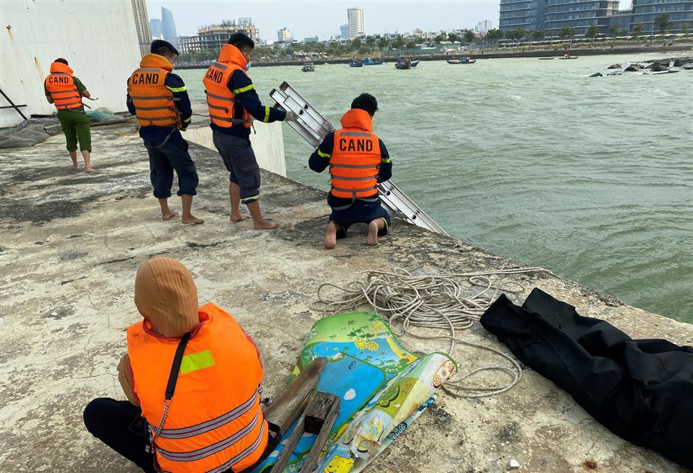 Phát hiện thi thể người đàn ông dưới mố trụ cầu Thuận Phước-4