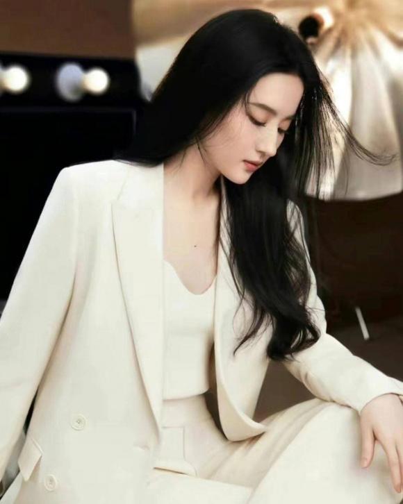 Lưu Diệc Phi với tóc ngắn mới thấy quá khác so với bây giờ-6