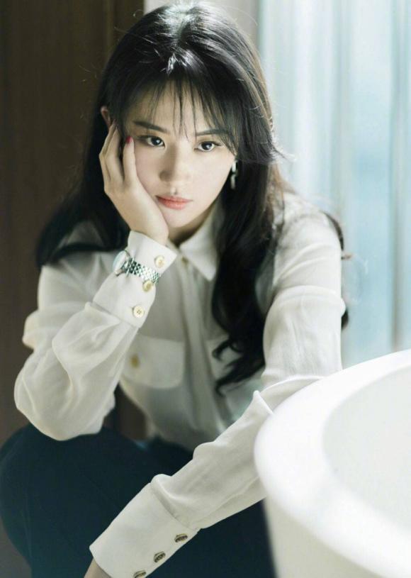 Lưu Diệc Phi với tóc ngắn mới thấy quá khác so với bây giờ-7