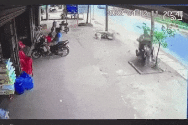 Kinh hoàng thanh niên lái xe máy đâm gãy đôi cây bên đường-1