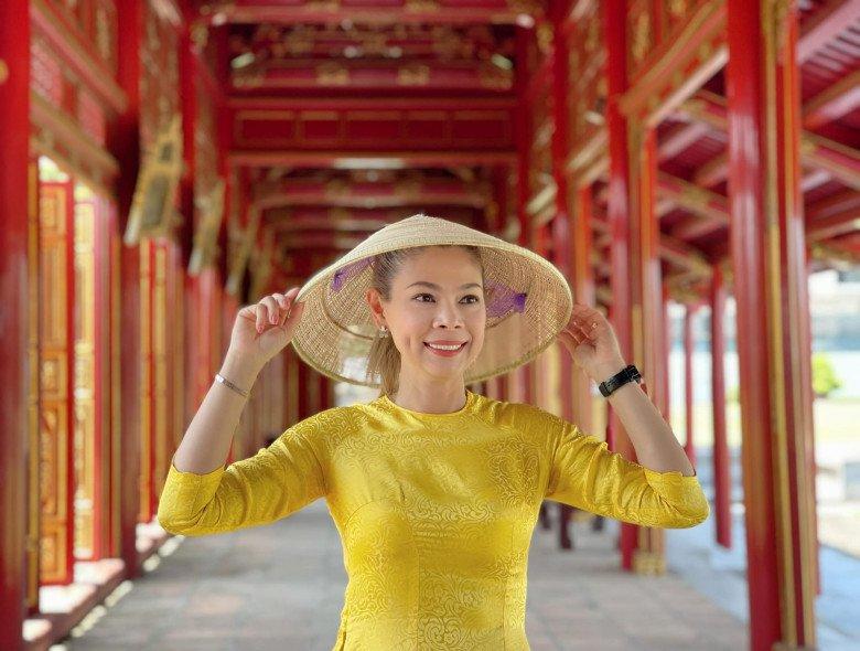 Thanh Thảo diện áo dài quần jeans lạc quẻ, hết mốt cả chục năm-1