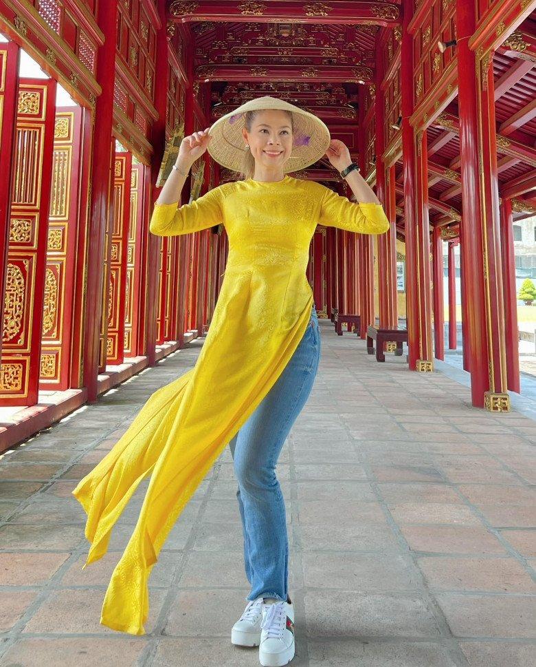 Hương Tràm bị chỉ trích mặc áo dài lạc quẻ vì quần da bó, giày thể thao-3