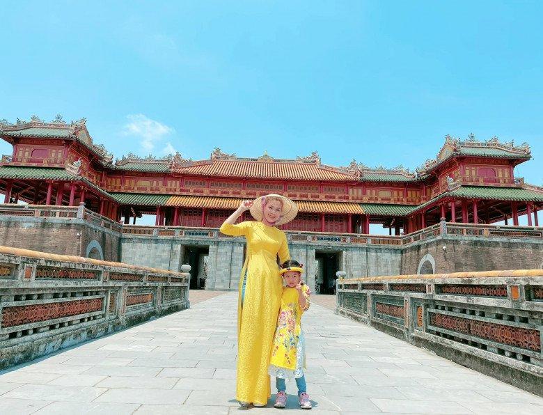 Thanh Thảo diện áo dài quần jeans lạc quẻ, hết mốt cả chục năm-3