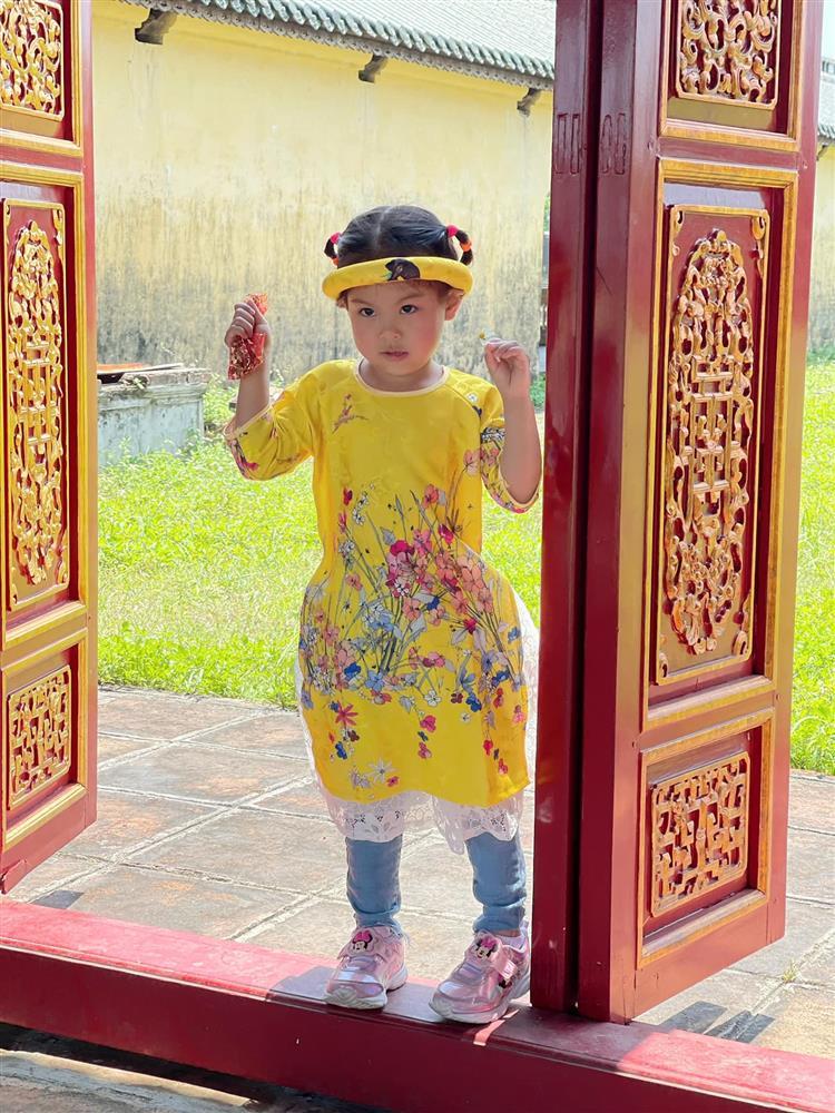 Thanh Thảo diện áo dài quần jeans lạc quẻ, hết mốt cả chục năm-4