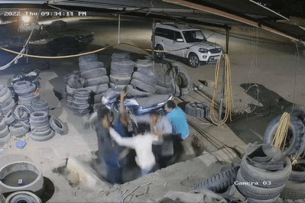 Nguyên nhân vụ hố sụt sâu 1 m giữa phố Hà Nội-2