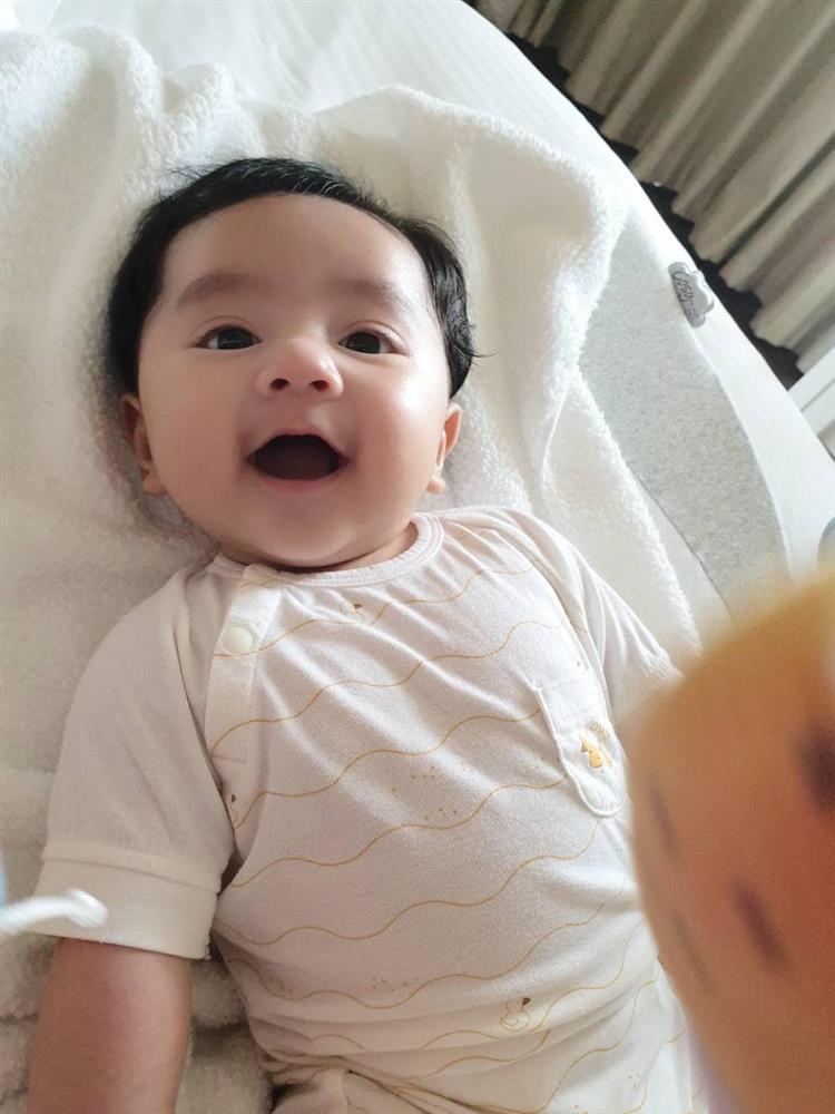 Chi Bảo lần đầu cho 2 quý tử lên sóng, cậu cả khác lạ tuổi 21-5