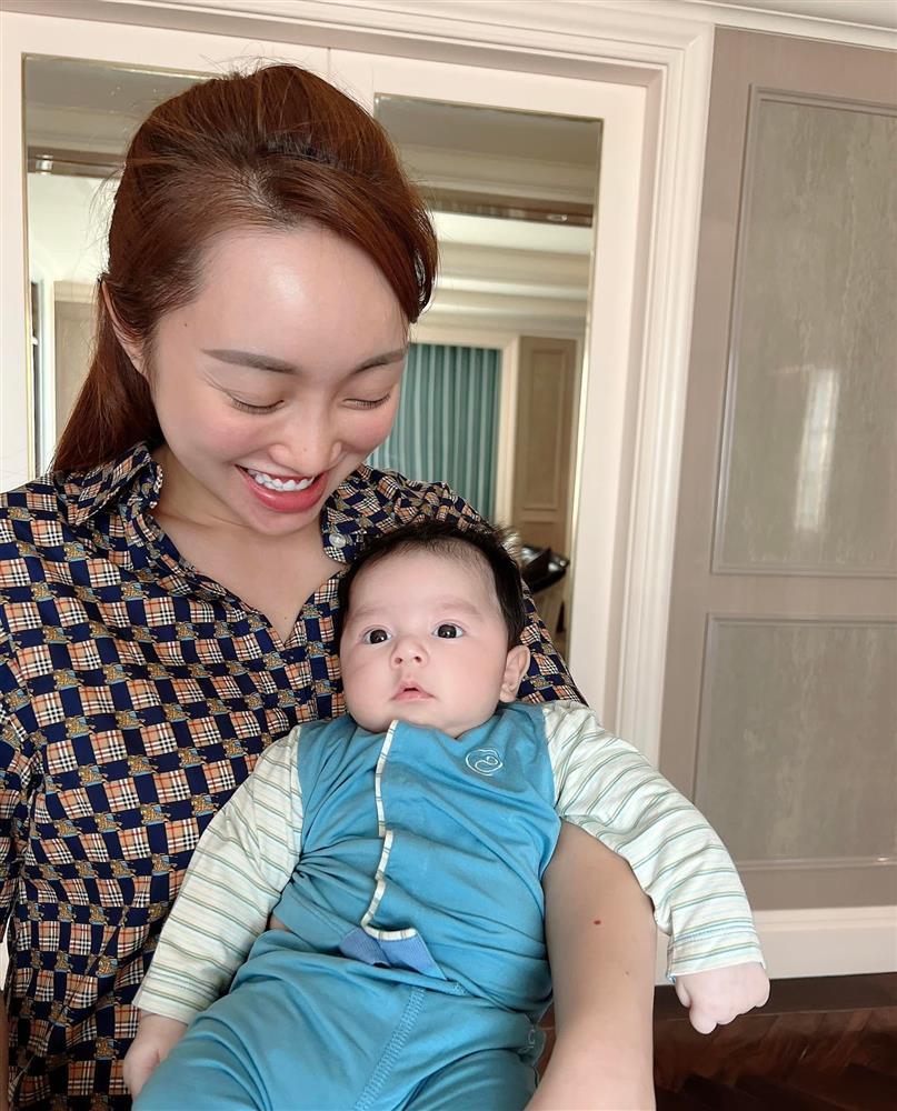 Chi Bảo lần đầu cho 2 quý tử lên sóng, cậu cả khác lạ tuổi 21-4