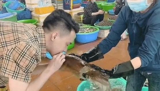 The guy who is ready to gnaw the squirming squid to fish view-1