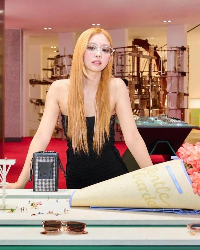 Jennie ở Hàn ăn mặc kín đáo, sang Mỹ là váy body, tóc cam cháy-1