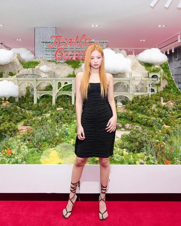 Jennie ở Hàn ăn mặc kín đáo, sang Mỹ là váy body, tóc cam cháy-4