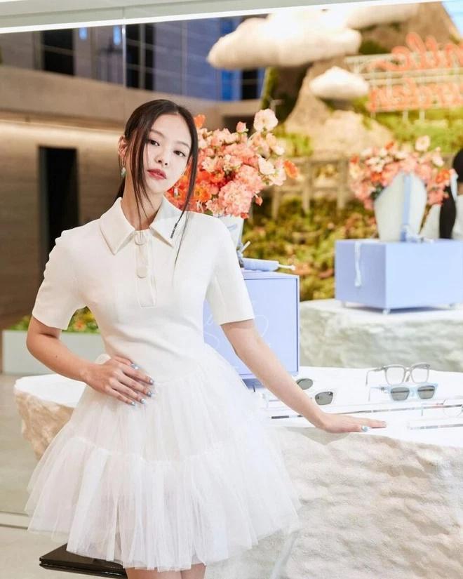 Jennie ở Hàn ăn mặc kín đáo, sang Mỹ là váy body, tóc cam cháy-7