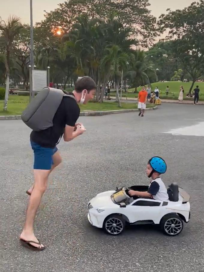 Cuộc sống Hoàng Oanh và chồng Tây khi đang làm thủ tục ly hôn-5