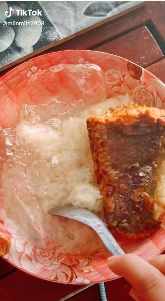 Gái miền Tây ghiền món cơm cá rán chan nước đá lạnh-2