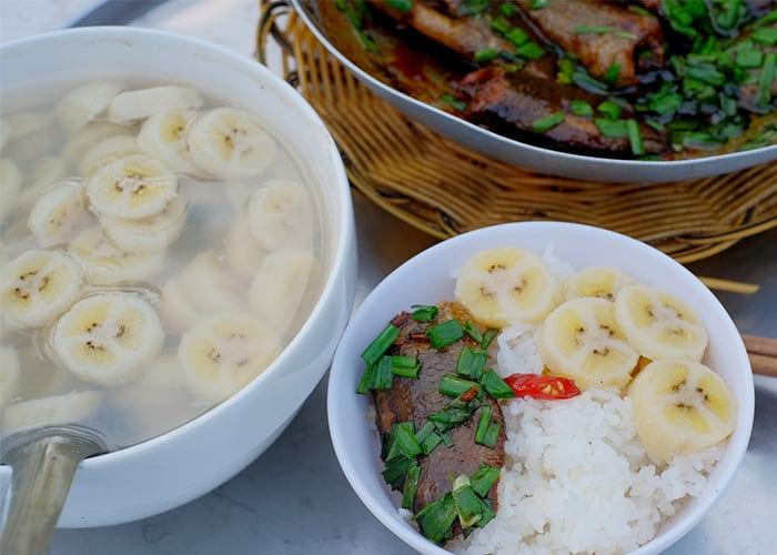 Gái miền Tây ghiền món cơm cá rán chan nước đá lạnh-5