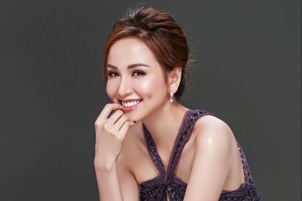 Miss Diem Huong thinks that she should congratulate her colleagues on divorce