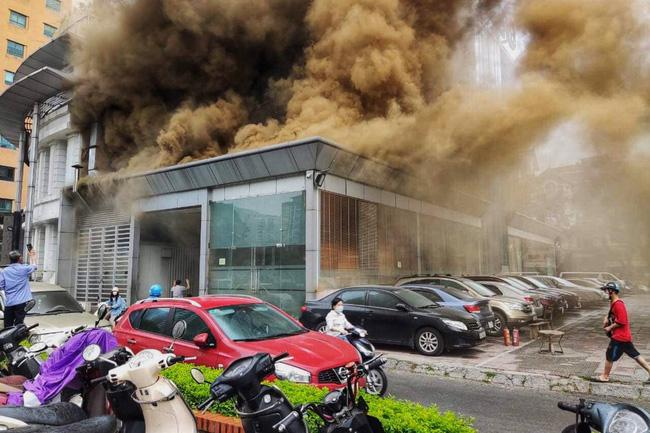Cháy nhà hàng dưới tòa nhà ở Hà Nội, khói bốc cao nghi ngút-1