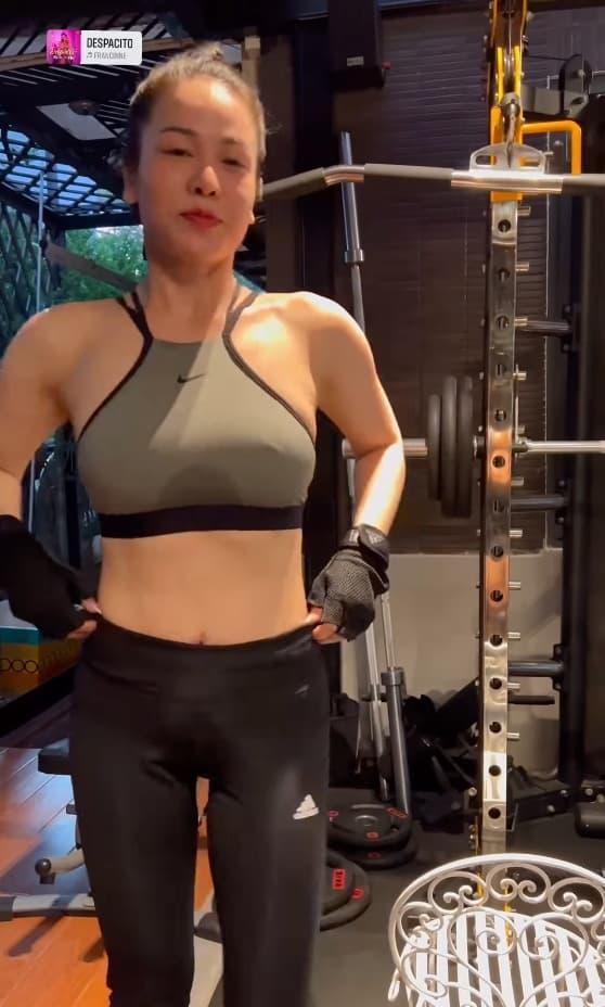 Tự tin khoe body U40, Nhật Kim Anh lộ cả điểm nhạy cảm?-4