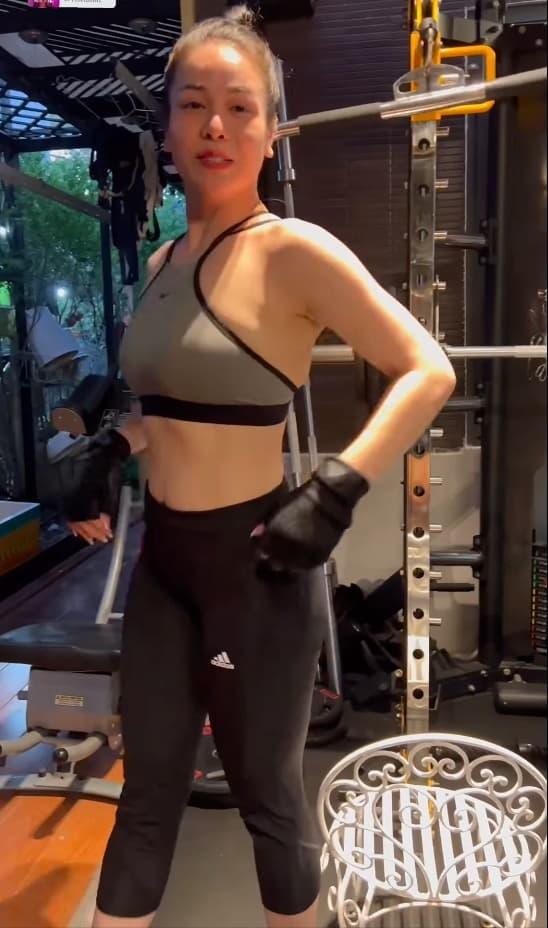 Tự tin khoe body U40, Nhật Kim Anh lộ cả điểm nhạy cảm?-3