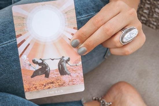 Bói bài Tarot thứ 7 ngày 16/4/2022: Yêu đương trắc trở