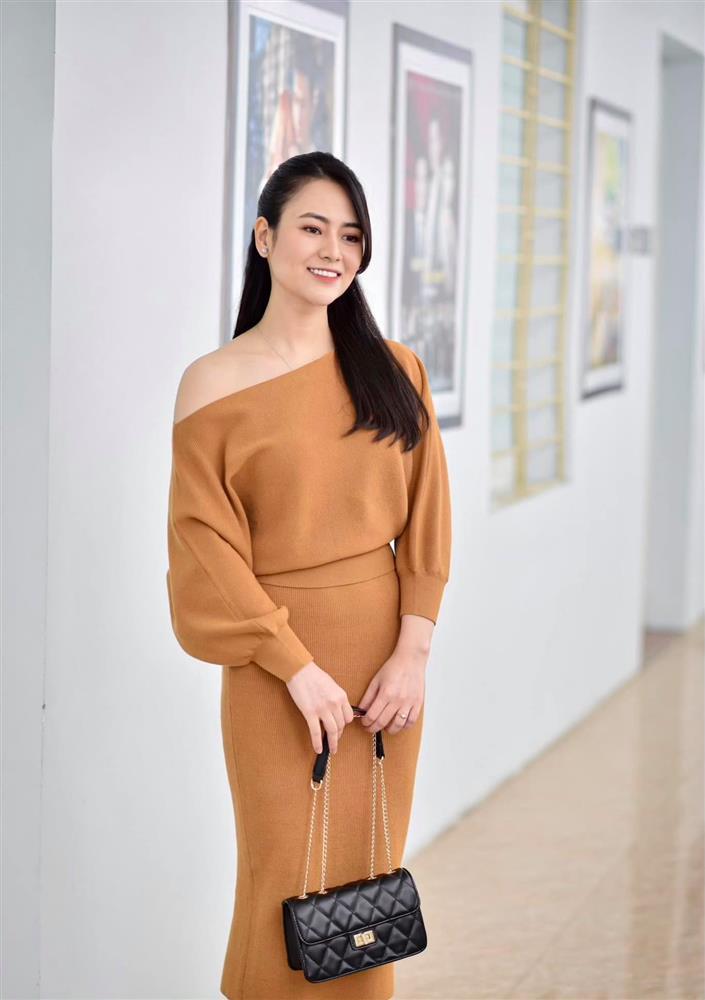 Viet Hoa Anh's beautiful office wardrobe is not a man?-6