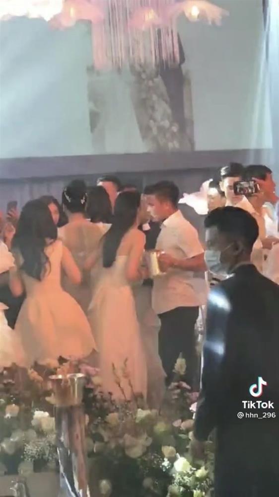 Bồ Quang Hải lộ dáng ngồi giống hệt có bầu 4, 5 tháng-7