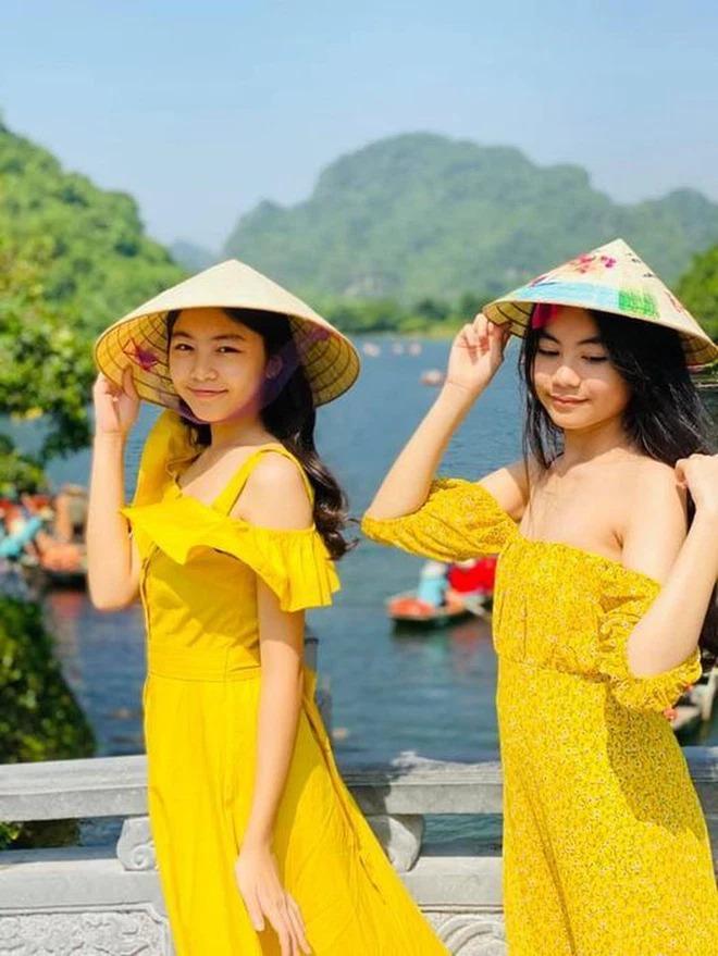 2 con gái Quyền Linh mặc đồ đôi: Chị như Hoa hậu, em chuẩn tiểu thư-7