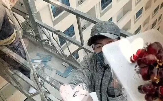 Anh CEO mang chùm nho ăn dở tặng thợ sơn gây tranh cãi-1