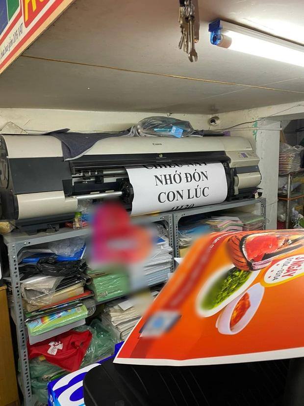 Đi ăn mừng con được trở lại trường học, 7h tối bố mới nhớ đón con-3