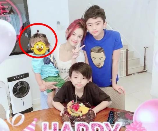 Lộ mặt con trai thứ 3 của Trương Bá Chi, có giống Tạ Đình Phong?-4